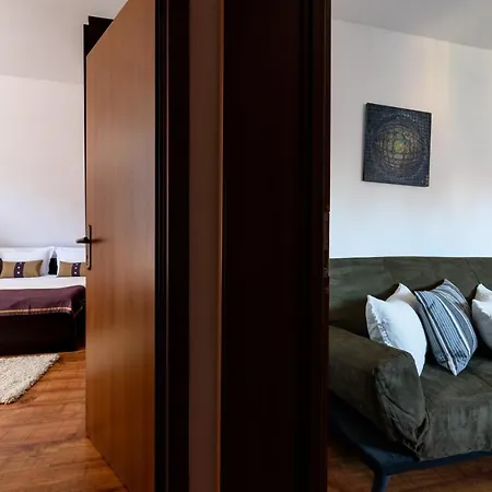 Two Bedroom דירה *